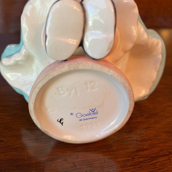 Goebel Charlot Byj 12 Sitting Pretty Girl With Bouquet Figurine 1957 - Picture 11 of 12